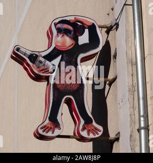 Berlin, ALLEMAGNE - 5 FÉVRIER 2020: Publicité: Un singe tenant UNE bouteille de bière allemande Berliner Kindl Dehors À un mur À Berlin, Allemagne Banque D'Images