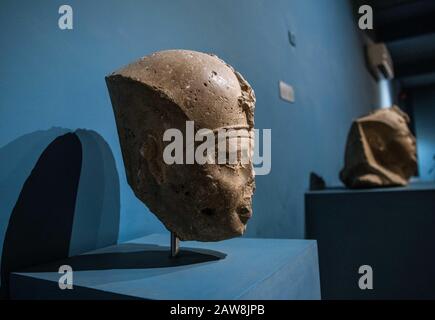 (200207) -- MINYA, 7 février 2020 (Xinhua) -- photo prise le 30 janvier 2020 montre une statue au Musée Mallawi, province de Minya, Egypte. POUR ALLER AVEC "Feature: Le Musée de Mallawi de Haute-Egypte rétablit la popularité des années après le pillage" (Xinhua/Wu Huiwo) Banque D'Images