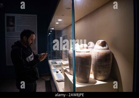 (200207) -- MINYA, 7 février 2020 (Xinhua) -- un homme prend des photos d'expositions au Musée Mallawi dans la province de Minya, en Egypte, le 30 janvier 2020. POUR ALLER AVEC "Feature: Le Musée de Mallawi de Haute-Egypte rétablit la popularité des années après le pillage" (Xinhua/Wu Huiwo) Banque D'Images