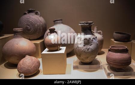 (200207) -- MINYA, 7 février 2020 (Xinhua) -- la photo prise le 30 janvier 2020 montre des artefacts au Musée Mallawi, province de Minya, Egypte. POUR ALLER AVEC "Feature: Le Musée de Mallawi de Haute-Egypte rétablit la popularité des années après le pillage" (Xinhua/Wu Huiwo) Banque D'Images