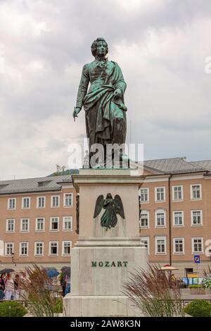 La statue de Mozart sur la place Mozart à Salzbourg, en Autriche Banque D'Images