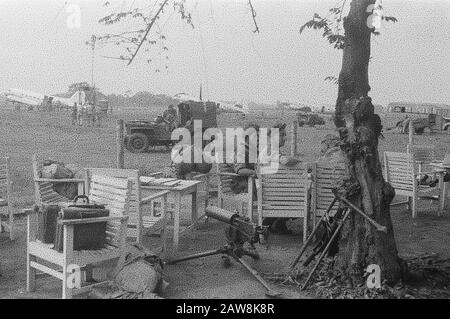 Batavia le premier jour de la 2ème police les Soldats de l'action s'assoient sur des chaises à un aéroport. Autour d'eux armes et porte-documents Date: 19 décembre 1948 lieu: Indonésie Hollandais East Indies Banque D'Images