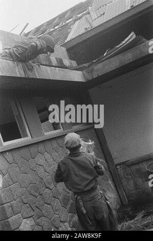 Batavia le premier jour de la 2ème police les Soldats de l'action s'assoient sur des chaises à un aéroport. Autour d'eux armes et porte-documents Date: 19 décembre 1948 lieu: Indonésie Hollandais East Indies Banque D'Images