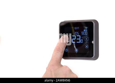 homme abaisser le thermostat numérique programmable Banque D'Images