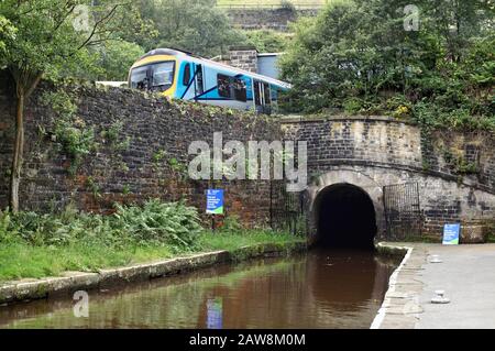 Un train qui passe par l'entrée nord-est du tunnel du canal Standedge, près de Marsden, dans le West Yorkshire. Banque D'Images
