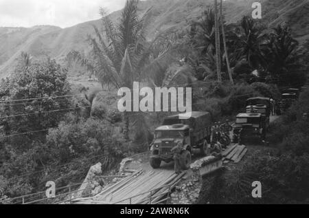 Environs fort de Kock, Padang Panjang, Solok, Sawah Loento Avec la force et le travail des ingénieurs pour réparer la route Solok-Sawah Loento (Sumatra), qui est également d'une importance primordiale pour la population. Les Républicains fuyant ont néanmoins causé de graves destructions. Date : 10 Janvier 1949 Lieu : Indonésie, Antilles Néerlandaises De L'Est, Sumatra Banque D'Images