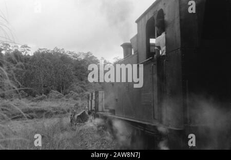 Environs fort de Kock, Padang Panjang, Solok, Sawah Loento Le 10 janvier 1949, le premier train a de nouveau conduit sous la supervision néerlandaise de Solok à Sawah Loento (Sumatra). L'escorte de soldats a ainsi enquêté sur les ponts et la section de la voie. Le personnel des chemins de fer a accordé une grande coopération Date: 1er janvier 1949 lieu: Indonésie Pays-Bas Antilles orientales Banque D'Images