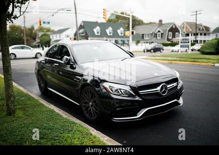 Mercedes noire c63 AMG sur la route Banque D'Images