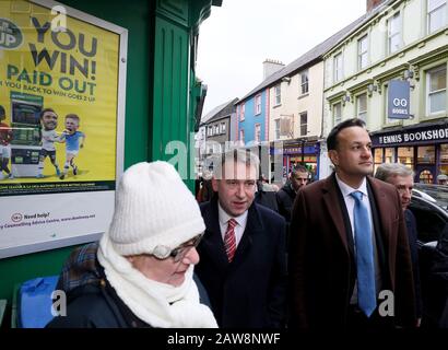 Taoiseach Leo Varadkar (à droite) avec le candidat de Fine Gael Joe Carey (à gauche) au cours du dernier jour de campagne électorale générale à Ennis, Co Clare. Banque D'Images