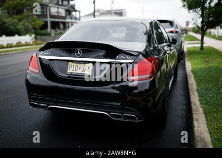 Mercedes noire c63 AMG sur la route Banque D'Images