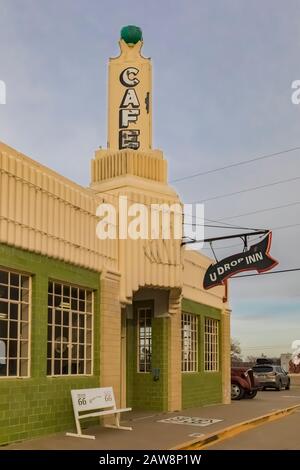 Murs extérieurs en carreaux ceratmiques à vitrage vert de la station art déco Tower et de l'auberge U-Drop le long de la route 66 à Shamrock, Texas, États-Unis [pas de libération de la propriété; disponibilité Banque D'Images