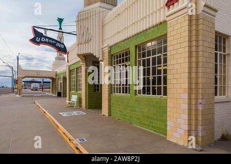 Murs extérieurs en carreaux ceratmiques à vitrage vert de la station art déco Tower et de l'auberge U-Drop le long de la route 66 à Shamrock, Texas, États-Unis [pas de libération de la propriété; disponibilité Banque D'Images