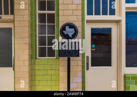 Murs extérieurs en carreaux ceratmiques à vitrage vert de la station art déco Tower et de l'auberge U-Drop le long de la route 66 à Shamrock, Texas, États-Unis [pas de libération de la propriété; disponibilité Banque D'Images