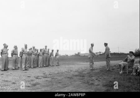 Transfert de commandement Armée militaire Medan le transfert du Commandement aérien régional a eu lieu le jeudi 17 février à la 11ème base aérienne de Medan place. Le commandant sortant, Le Major H. Maurenbrecher, a donné le commandement Au Major cerf-volant P.J.E. Janssens. Le commandant de l'aviation militaire, le colonel Van der Eem, également le commandant de la force territoriale, Le Général P. Scholten, et de nombreuses autres autorités civiles et militaires ont assisté à la cérémonie. Janssens exprime la main du commandant sortant au revoir, au nom de toutes les forces aériennes de Sumatra Date : 02/17/1949 lieu : Indonésie, Medan, Antilles néerlandaises Banque D'Images