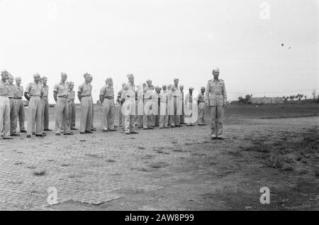 Transfert de commandement Armée militaire Medan le transfert du Commandement aérien régional a eu lieu le jeudi 17 février à la 11ème base aérienne de Medan place. Le commandant sortant, Le Major H. Maurenbrecher, a donné le commandement Au Major cerf-volant P.J.E. Janssens. Le commandant de l'aviation militaire, le colonel Van der Eem, également le commandant de la force territoriale, Le Général P. Scholten, et de nombreuses autres autorités civiles et militaires ont assisté à la cérémonie. Janssens exprime la main du commandant sortant au revoir, au nom de toutes les forces aériennes de Sumatra Date : 17 février 1949 lieu : Indes orientales néerlandaises d'Indonésie Banque D'Images