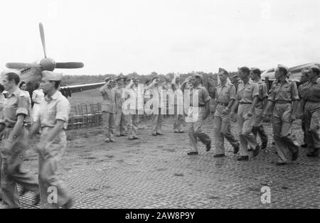 Transfert de commandement Armée militaire Medan le transfert du Commandement aérien régional a eu lieu le jeudi 17 février à la 11ème base aérienne de Medan place. Le commandant sortant, Le Major H. Maurenbrecher, a donné le commandement Au Major cerf-volant P.J.E. Janssens. Le commandant de l'aviation militaire, le colonel Van der Eem, également le commandant de la force territoriale, Le Général P. Scholten, et de nombreuses autres autorités civiles et militaires ont assisté à la cérémonie. Date : Le 17 Février 1949 Lieu : Indes Orientales Néerlandaises D'Indonésie Banque D'Images