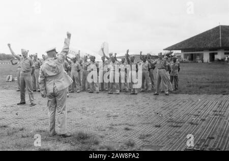 Transfert de commandement Armée militaire Medan le transfert du Commandement aérien régional a eu lieu le jeudi 17 février à la 11ème base aérienne de Medan place. Le commandant sortant, Le Major H. Maurenbrecher, a donné le commandement Au Major cerf-volant P.J.E. Janssens. Le commandant de l'aviation militaire, le colonel Van der Eem, également le commandant de la force territoriale, Le Général P. Scholten, et de nombreuses autres autorités civiles et militaires ont assisté à la cérémonie. General Scholten cross the Fist Date: 02/17/1949 lieu: Indes hollandaises de l'est de l'Indonésie Banque D'Images