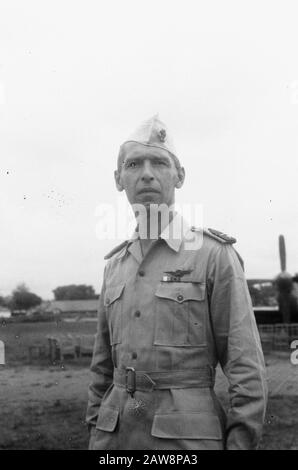 Transfert de commandement Armée militaire Medan le transfert du Commandement aérien régional a eu lieu le jeudi 17 février à la 11ème base aérienne de Medan place. Le commandant sortant, Le Major H. Maurenbrecher, a donné le commandement Au Major cerf-volant P.J.E. Janssens. Maj kite P.J.E. Janssens Date : Le 17 Février 1949 Lieu : Indonésie Indes Orientales Nom De La Personne : Janssens, P.j.e. Banque D'Images