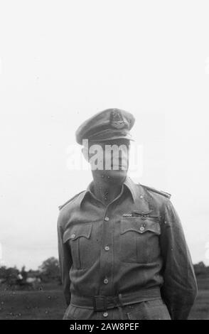 Transfert de commandement Armée militaire Medan le transfert du Commandement aérien régional a eu lieu le jeudi 17 février à la 11ème base aérienne de Medan place. Le commandant sortant, Le Major H. Maurenbrecher, a donné le commandement Au Major cerf-volant P.J.E. Janssens. Major H. Maurenbrecher Date: 17 Février 1949 Lieu: Indonésie Indes Orientales Nom De La Personne: Maurenbrecher, H. Banque D'Images