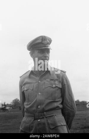 Transfert de commandement Armée militaire Medan le transfert du Commandement aérien régional a eu lieu le jeudi 17 février à la 11ème base aérienne de Medan place. Le commandant sortant, Le Major H. Maurenbrecher, a donné le commandement Au Major cerf-volant P.J.E. Janssens. Major H. Maurenbrecher Date: 17 Février 1949 Lieu: Indonésie Indes Orientales Nom De La Personne: Maurenbrecher, H. Banque D'Images