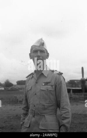 Transfert de commandement Armée militaire Medan le transfert du Commandement aérien régional a eu lieu le jeudi 17 février à la 11ème base aérienne de Medan place. Le commandant sortant, Le Major H. Maurenbrecher, a donné le commandement Au Major cerf-volant P.J.E. Janssens. Maj kite P.J.E. Janssens Date : Le 17 Février 1949 Lieu : Indonésie Indes Orientales Nom De La Personne : Janssens, P.j.e. Banque D'Images