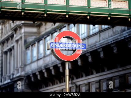 Londres, Angleterre, Royaume-Uni. Panneau De Métro Londonien À Villiers Street, Charing Cross Banque D'Images