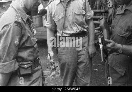 Inspection Tour Gene. Maj. Dürst Britt 3ème Brigade d'infanterie à Garut [Lieutenant-général Dürst Britt (à gauche) avec deux officiers. Juge tenant un canon avec ballon supplémentaire fixe (un canon d'artillerie)] Date: Le 23 octobre 1947 lieu: Indes hollandaises de l'est de l'Indonésie Banque D'Images