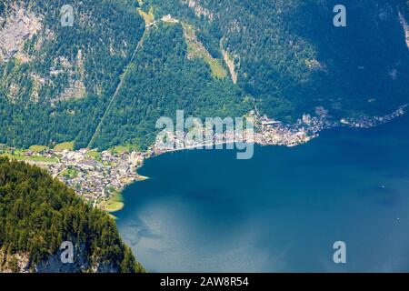 Lac Hallstatt / Village de Hallstatt - vue de Dachstein-Krippenstein Banque D'Images