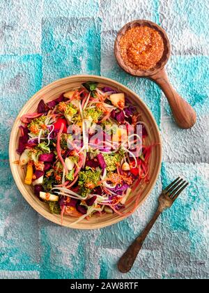 Salade fraîche de brocoli, carottes, pomme, chou rouge, betteraves, radis avec sauce aux arachides au sésame. Sans gluten, végétalien, alimentation, santé, café, restaurant Banque D'Images