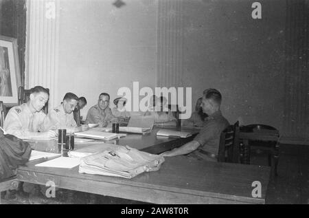 Suspect Duursma de Padang accusé de trahison En Justice pour Temporaire court Martial contre Douwe Duursma, ancien shérif de Padang, accusé de collaboration pendant l'occupation japonaise [la conférence a lieu comme suit: M. J. chef A Riyière, président,! M. Major. L. F. de Groot et M. Major. Tiddens, membres et lieutenant m. W. Geurts, secrétaire. Juge Avocat: Monsieur Ph. G. M. Brugman. . En tant que partisan de M. Duursma se produit m. Loyers on] Annotation:. Objet du procès Douwe Duursma et Gonda de Haan-de Vries pour la cour martiale Temporaire à Batavia. Duursma, ancien président du conseil foncier et r Banque D'Images