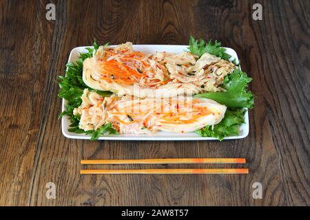Salade de légumes à salade Kimchi ou légumes fermentés dans la cuisine coréenne. Célèbre plat latéral traditionnel de légumes salés et fermentés, tels que napa c Banque D'Images