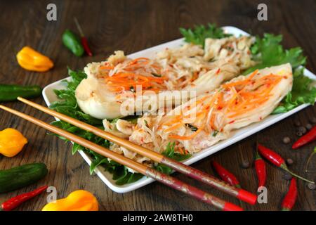 Salade de légumes à salade Kimchi ou légumes fermentés dans la cuisine coréenne. Célèbre plat latéral traditionnel de légumes salés et fermentés, tels que napa c Banque D'Images