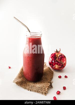 Grenate de Beetroot smoothie rose dans un pot de maçon avec, sain, naturel, bio alimentation et boisson, perte de poids nutrition végétalienne alcaline végétarienne Banque D'Images