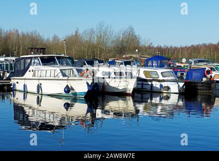 Bateaux amarrés dans la marina de Lemonnoyd, sur l'aire et la navigation de Calder, Metley, West Yorkshire, Angleterre Royaume-Uni Banque D'Images