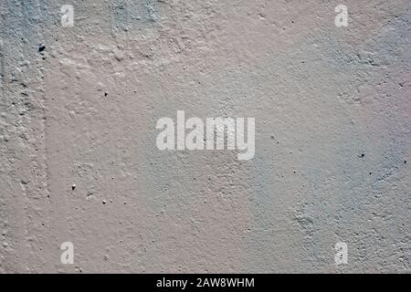 texture d'un mur peint. plaque de ciment fond gris clair. mur avec bosses et petites fosses. Banque D'Images