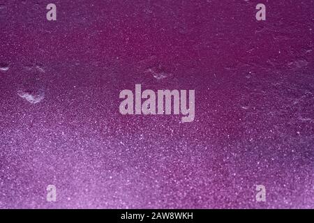 texture d'un mur peint. plaque de ciment fond violet clair. mur avec bosses et petites fosses. Banque D'Images