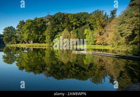 Les couleurs de l'automne commencent à apparaître au lac Shearwater, à Warminster, dans le Wiltshire Banque D'Images