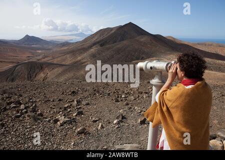 Un touriste observant le paysage avec un télescope. Mirador Astronómico De Sicasumbbre, Fuerteventura, Îles Canaries Banque D'Images