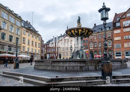 Le Puits Caritas est la plus ancienne fontaine de Copenhague, au Danemark. Il a été construit en 1608 par Christian IV sur la place Gammeltorv Banque D'Images