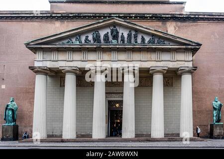 VOR Frue Kirke Église de style néoclassique de l'architecte Christian Frederik Hansen en 1829 à Copenhague Danemark. Entrée et pignon avec colonnes Banque D'Images