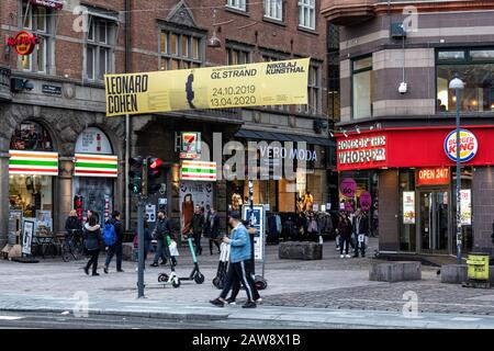 Vue sur la rue commerçante piétonne Stroget avec Hard Rock Cafe.,7 onze magasins, Burger King et les gens de Copenhague, Danemark Banque D'Images