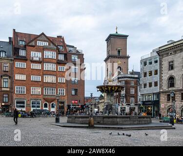 Le Puits Caritas est la plus ancienne fontaine de Copenhague, au Danemark. Il a été construit en 1608 par Christian IV sur la place Gammeltorv Banque D'Images