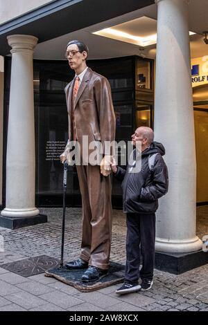 Musée Guiness World of Record avec statue de grand homme géant et touriste senior dans la rue commerçante Stroget, Copenhague, Danemark Banque D'Images