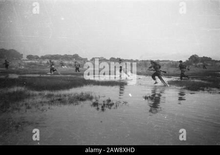 Exercices D'Atterrissage I. Brigade D'Infanterie 7 Décembre Division À Tjilonction Date : Mai 1947 Lieu : Indes Hollandaises De L'Est En Indonésie Banque D'Images