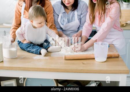 Portrait De La Grand-Mère avec ses filles et sa petite-fille ensemble pour dîner à la cuisine. Concept de fête des mères Banque D'Images