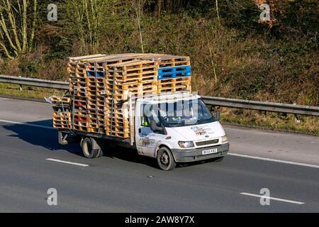 Palettes en bois sur plateau Iveco van & remorque ; les poids lourds et le trafic commercial sur la M6 direction sud, UK Banque D'Images