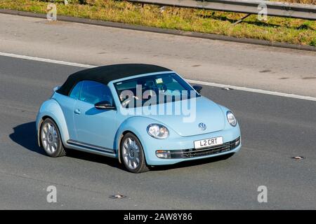 2014 Blue VW Volkswagen Beetle Sport TSI ; UK voiture, transport, moderne, berline, sur l'autoroute M61, Manchester, Royaume-Uni Banque D'Images