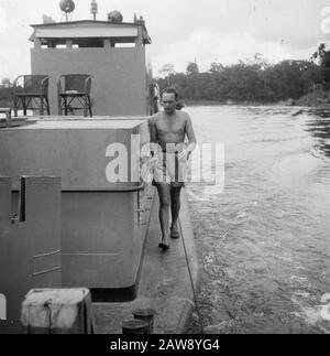 [Patrouilleur sur une rivière. Un homme en short qui longe le bord du navire] Date: 01/01/1947 lieu: Indonésie Hollandais East Indies Banque D'Images