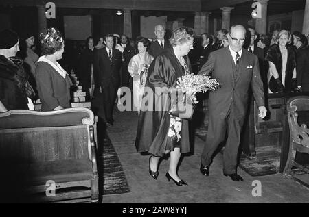 Visite de la princesse Margaret d'Angleterre et de Lord Snowdon aux Pays-Bas pour marquer l'ouverture de la semaine britannique à Amsterdam Conférence sur la société Pays-Bas Angleterre, arrivée de la reine Juliana Date : 16 mai 1965 lieu : Pays-Bas mots clés : arrivées, reines Nom De La Personne : Juliana (Reine Pays-Bas) Banque D'Images