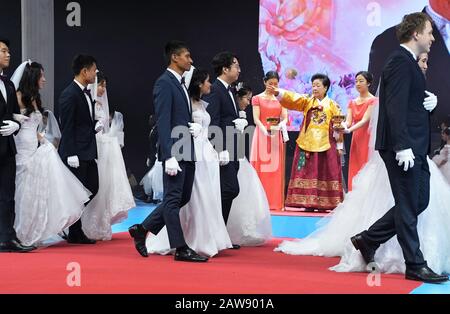 Gapyeong, Corée Du Sud. 7 février 2020. Han Hak-ja, épouse du défunt fondateur de l'Eglise de l'unification, Moon Sun-myung, sauve l'eau Sainte sur les couples nouvellement mariés lors d'une cérémonie de bénédiction de la Fédération de la famille pour la paix et l'unification mondiales au Centre mondial de la paix de Cheong Shim à Gapyeong, Corée du Sud, le vendredi 7 février 2020. Photo de Keizo Mori/UPI crédit: UPI/Alay Live News Banque D'Images